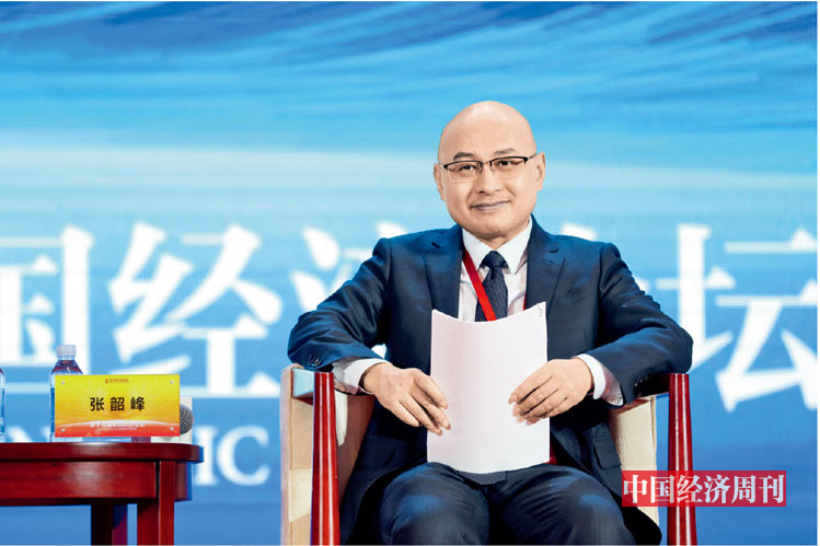 P81 张韶峰在第十八届中国经济论坛上参加“科技创新 驱动行业变革”分论坛