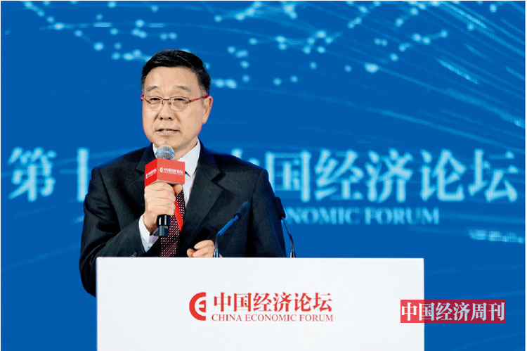 P96 徐晓东在第十八届中国经济论坛上主持“优化营商环境 助力企业发展”分论坛