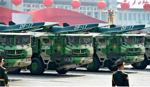 p12-22019 年10 月1 日上午，庆祝中华人民共和国成立70 周年大会在北京天安门广场隆重举行。这是东风-17 常规导弹方队。