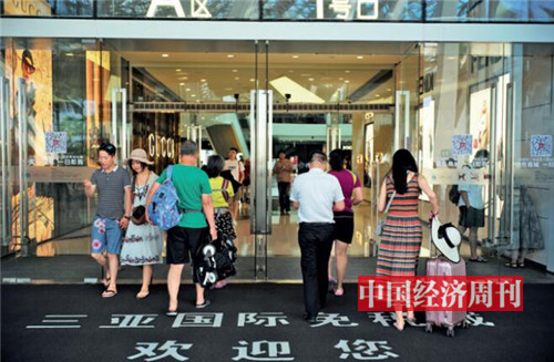 p84-2顾客在海口市免税店购物 《中国经济周刊》首席摄影记者 肖翊  摄