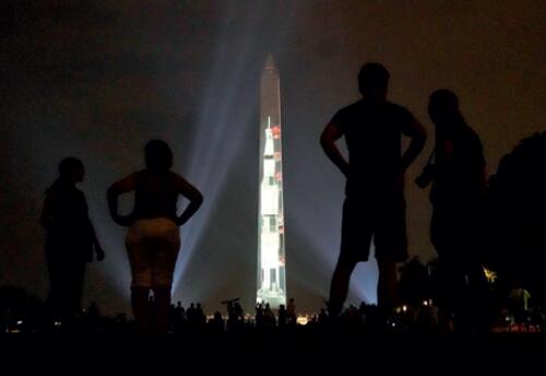 106-1 2019 年7 月16 日，“土星5 号”火箭的影像被投射到华盛顿纪念碑上。（新华社）
