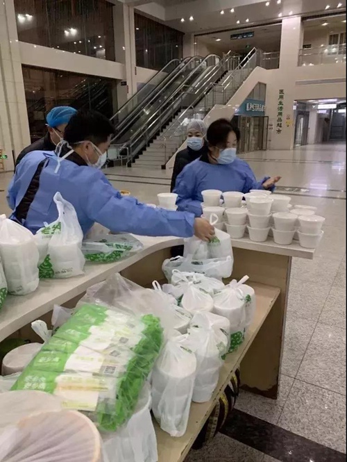 饿了么、口碑等联合武汉本地商户为医护人员送餐。