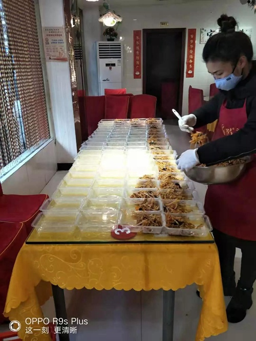 陈红梅的餐厅为医护人员准备盒饭1