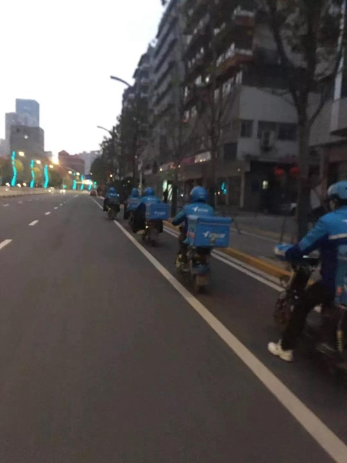空无一人的武汉街道，骑手们出发了。