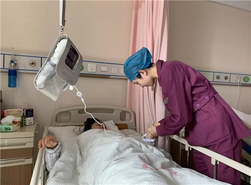 安徽省二院最美跪姿助产士全程跪地完成生命托举