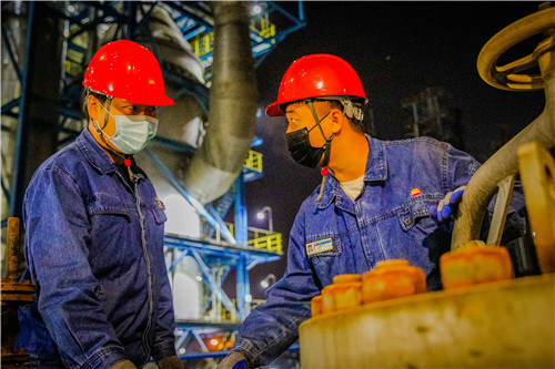 石油二厂重油催化车间员工加强生产操作。（岳鹏宇）