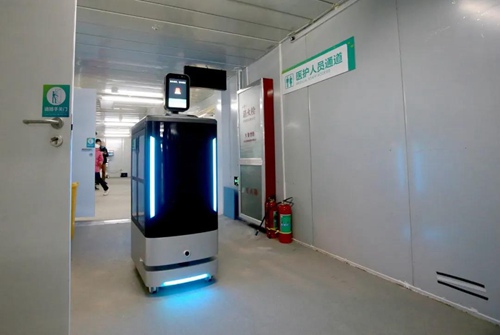 郑州“小汤山”医院的智能配送机器人，可以自主搭乘电梯、自主避障、自主充电，承担送药服务