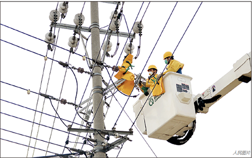 p31 2 月13 日，在安徽省天长市冶山镇，电力工作人员正在抢修，确保复工复产企业不停电。