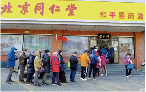 p37 北京市民在北京同仁堂药店排队有序购买防疫口罩