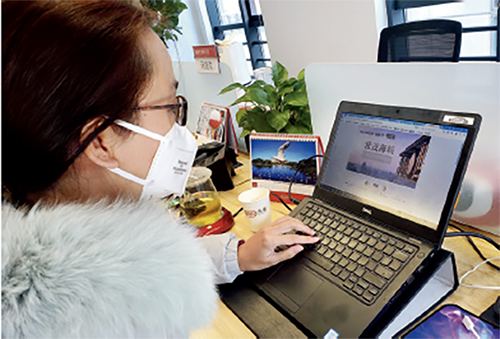 p41-2 2 月19 日，房地产家居互联网平台——乐居的员工在北京维护“好房线上购”线上选房平台。