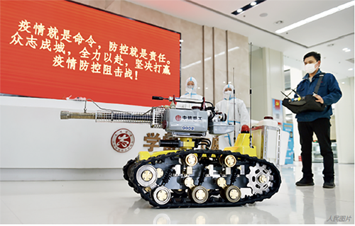 p51.2 月22 日，河南洛阳，中信重工研发生产的国内首台可自由回转“防疫喷雾消毒机器人”，在洛阳市民之家室内进行防疫消毒。