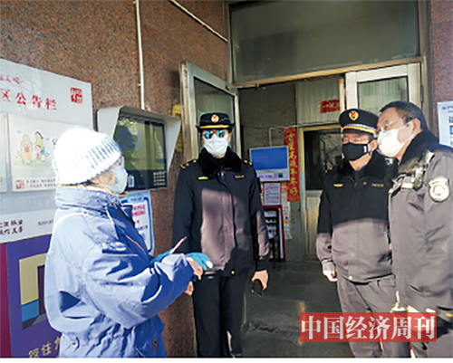 p55 上海复工第一周，黄浦区有关部门到辖区内商住楼向防疫志愿者了解楼内公司人员复工情况。《中国经济周刊》记者 宋杰 | 摄