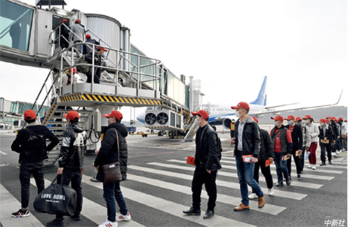 p77 2 月21 日，贵州遵义茅台机场，仁怀市组织首批61 名农民工登上飞机，飞往浙江杭州萧山机场。