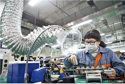 p80 2 月19 日，位于重庆市两江新区的重庆川仪公司内，复工人员戴着口罩有序工作。