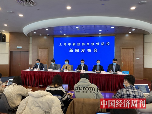 从大年初二起，每天下午的上海市疾控中心2号楼会议室内，上海市疫情防控新闻发布会连开至今。（宋杰摄影）