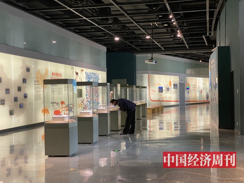 3月13日，上海自然博物馆内，首位游客正在认真观展。（宋杰摄影）