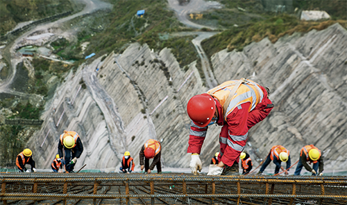 排1 2020 年2 月23 日，在贵州省毕节市七星关区田坝镇盘挪河村，工人正在夹岩水利枢纽工程施工现场作业。