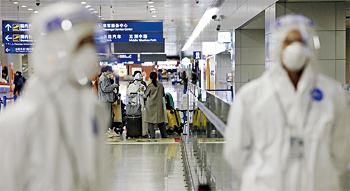 p37 3 月 9 日，上海浦东机场工作人员在T2航站楼内值守。 中新社