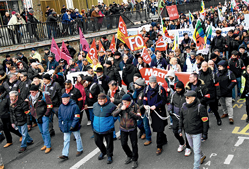 p47-2 【法国】3 月3 日，法国示威者在新冠肺炎疫情中坚持大规模抗议游行，反对政府强行通过退休制度改革法案。工会方面称在巴黎的游行人数达2 万人。绝大多数参与者没有采取防护措施。