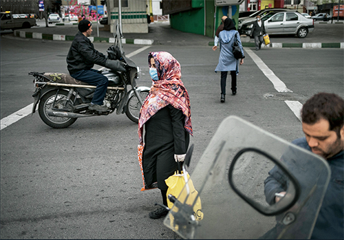 p49-2 【伊朗】3 月11 日，伊朗卫生部宣布，从10 日上午至11 日上午，伊朗新增新冠肺炎确诊病例958 例，累计确诊9000 例，其中死亡354 例，治愈2959 例。图为一名伊朗女子佩戴口罩出行。