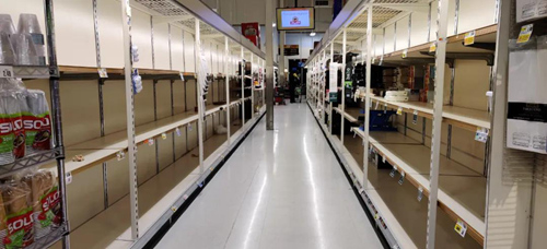 西雅图一家超市卫生纸货架被抢购一空（Chloe摄影）