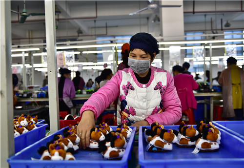 2月27日，湖南省蓝山县永州星月投资科技有限公司车间，员工在流水线上生产玩具。