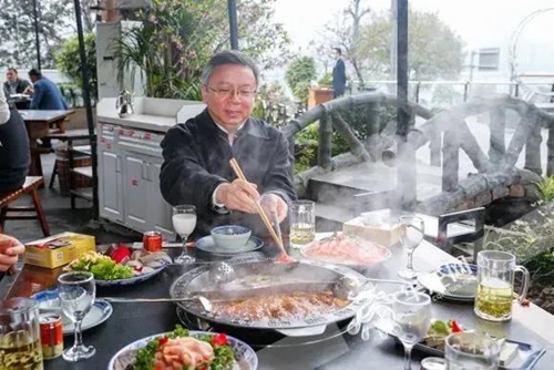 重庆市人民政府副市长李波来到南滨路一家火锅店就餐  图片来源：华龙网