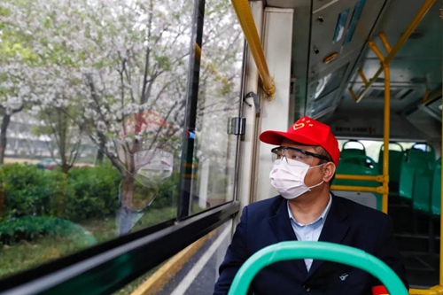 3月25日，武汉市部分公交车恢复开行。图片来源：新华社