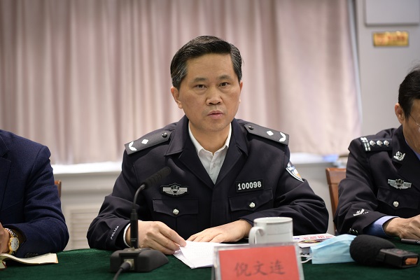2、交警支队支队长倪文连在发布会上讲话 （陈瑜 摄）