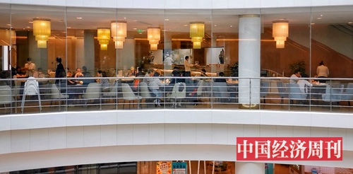 上海一港式茶餐厅，中午窗边坐满堂食的顾客（《中国经济周刊》记者 王雨菲 摄）