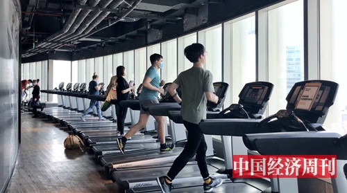 上海一健身房内，有氧器械间隔开放（《中国经济周刊》记者 王雨菲 摄）