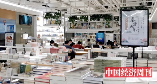 上海一书店内阅读区隔座坐满读者（《中国经济周刊》记者 王雨菲 摄）