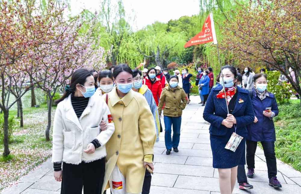 (劉江瑞 攝)瘦西湖風景區管理處主任金川(右二)致歡迎詞 (劉江瑞 攝)