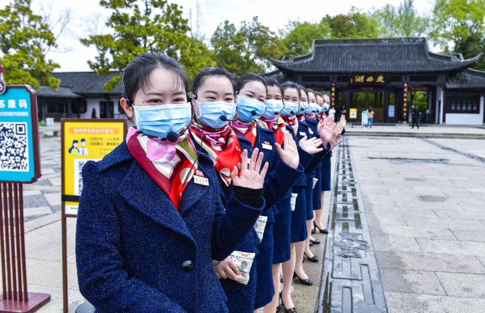 4,瘦西湖导游欢迎医护工作者的到来 (刘江瑞 摄)