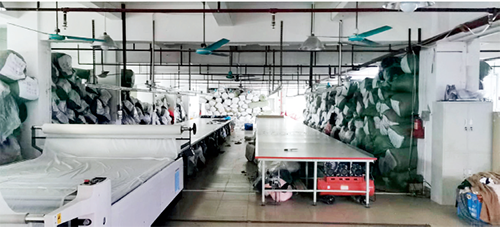 p57-1 毛绒哥工厂的裁剪区内堆积着成批布料 图片来源：受访者提供