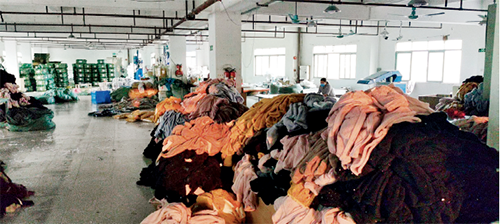 p57-2 毛绒哥工厂里积压着大批可直接出口的成品服装 图片来源：受访者提供