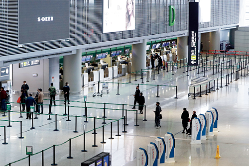 p50 3 月25 日零时起，虹桥机场暂停所有国际、港澳台的进出港航班业务。人民视觉
