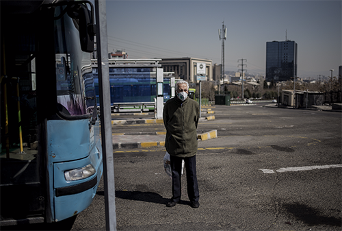p39 在伊朗首都德黑兰，一名戴口罩的男子在公交车站等待。新华社