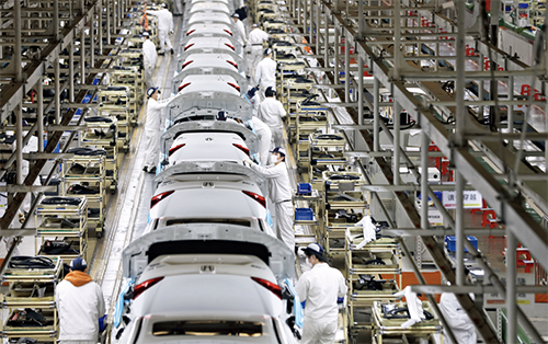 p25 2020 年3 月23 日，武汉，东风本田汽车有限公司工厂，恢复运作的组装线。