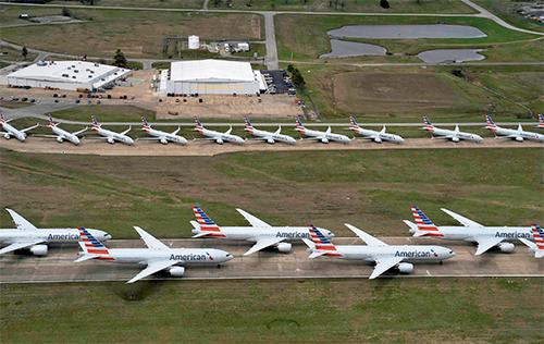p21 2020 年3 月23 日，美国俄克拉荷马州塔尔萨，美国航空公司的飞机停在跑道上。