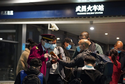 武昌火车站地铁站前，乘客和工作人员进行沟通。（李航摄）