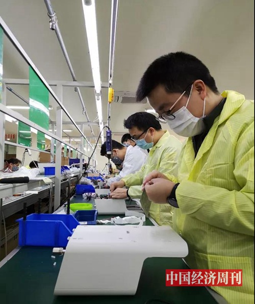 呼吸机厂商正在紧锣密鼓的生产   摄影：《中国经济周刊》记者 郭志强