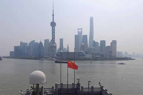 上海 4月4日，上海外滩建筑群降半旗志哀 人民视觉