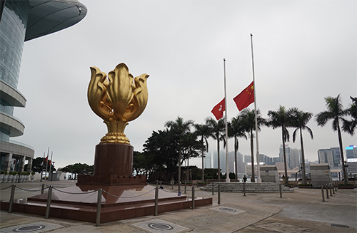 香港 4月4日上午8时，香港金紫荆广场举行下半旗仪式 人民视觉