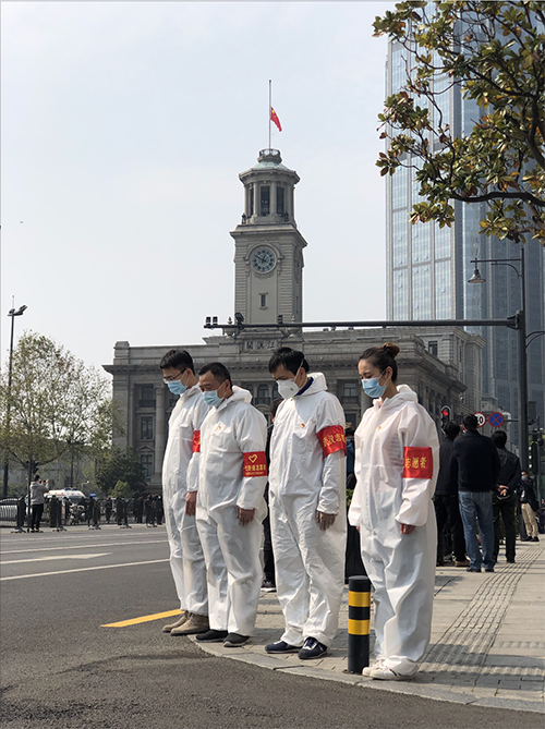 武汉 4月4日，武汉百年地标建筑——江汉关大楼下半旗，人们在大楼前默哀 人民视觉