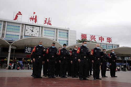 4月4日早上10时许，广州火车站站前广场，广州火车站派出所警员进行哀悼仪式 人民视觉