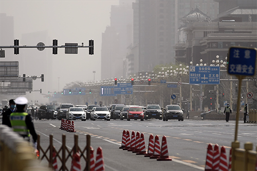 4月4日上午10时整，北京防空警报长鸣三分钟，在长安街行驶的汽车停车、鸣笛 人民视觉