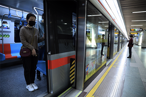 4月4日上午10点，上海地铁列车停靠站台3分钟并鸣笛，乘客肃立默哀 人民视觉