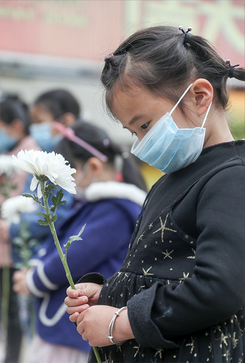 4月4日，四川华蓥，孩子们手捧鲜花在华蓥山广场向抗击新冠肺炎疫情斗争牺牲的烈士和逝世同胞及革命先烈默哀 人民视觉