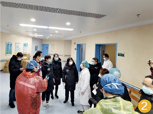 59-1 2 月10 日10 时43 分，医疗队在改造中的病房实地考察，为当晚收治病人做准备。